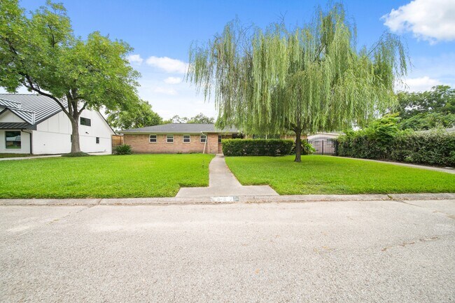 Building Photo - 4427 Sarong Dr
