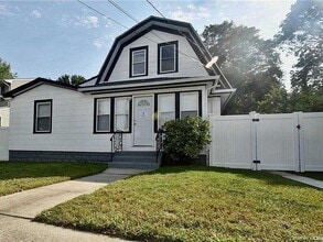Building Photo - 980 Thomas Ave
