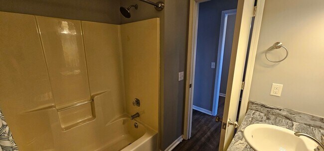 Building Photo - 823 Laurel Hill Pl