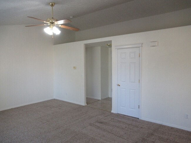 Building Photo - Three Bedroom Home in Independence