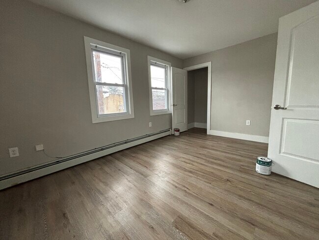 Foto del edificio - 355 River Dr