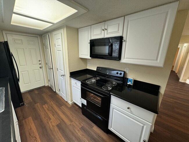 Building Photo - 16422 Oxnard Ln