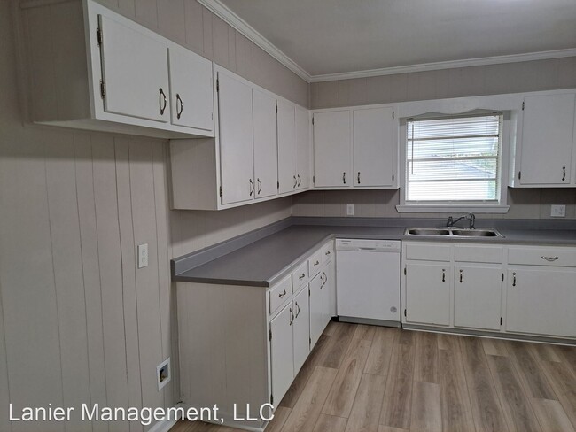 Building Photo - 2 br, 1 bath House - 205 E 2nd St