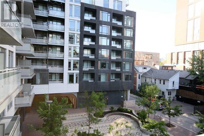 Photo du bâtiment - 525 Adelaide St W