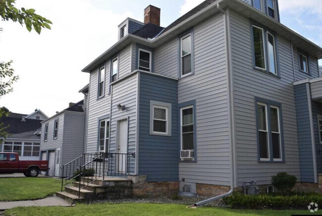 Building Photo - 305 E Elm St