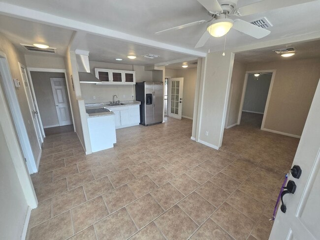 Foto del edificio - Spacious 3bd/1ba in a HUGE GATED Property!