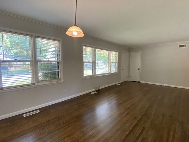 Foto del edificio - 3 Bedroom 1 bathroom house near 21st & Yale
