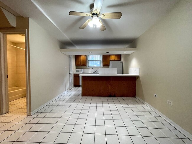 Building Photo - 4114 N Clarendon Ave