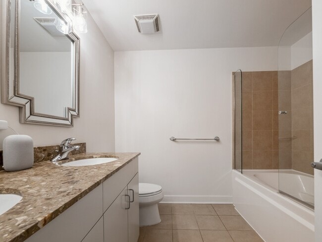 Building Photo - 4311 N Sheridan Rd