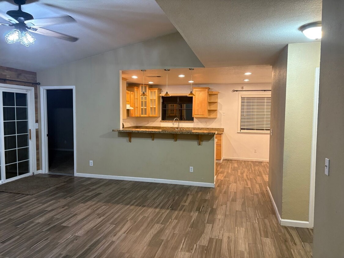 Foto principal - Great 4 bedroom home with pool