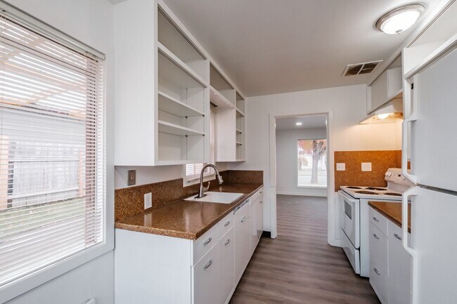 Foto del edificio - 2490 Maple Ave NE