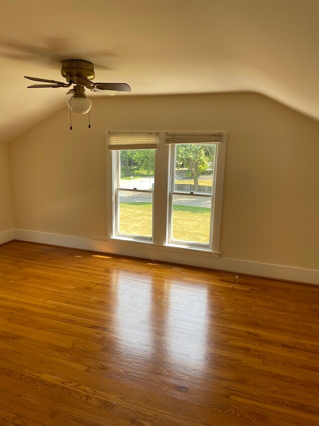 Living Rm - 430 E State St