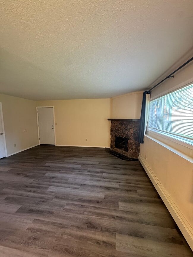 Building Photo - Updated unit in quiet 4-plex