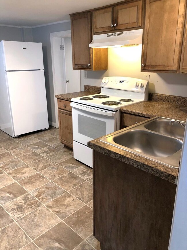 Building Photo - 2 Bed, 1 Bath House - Pet Friendly!!