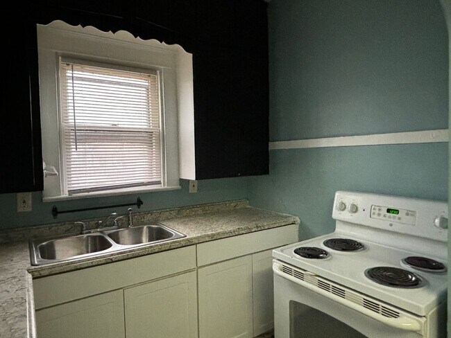 Foto del edificio - AVAILABLE NOW! Charming 3-Bed, 1-Bath Historic Duplex in Indianapolis!