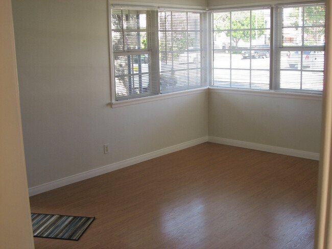 Living room - 4075 Duquesne Ave