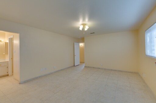 Foto del edificio - CLEAN AND READY FOR MOVE IN! OPEN AND BRIG...