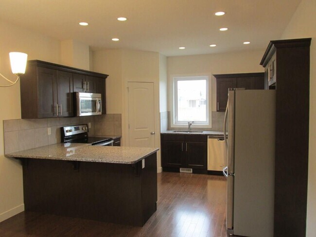 Building Photo - 4 Bed 3 Bath Unit in Olds, AB