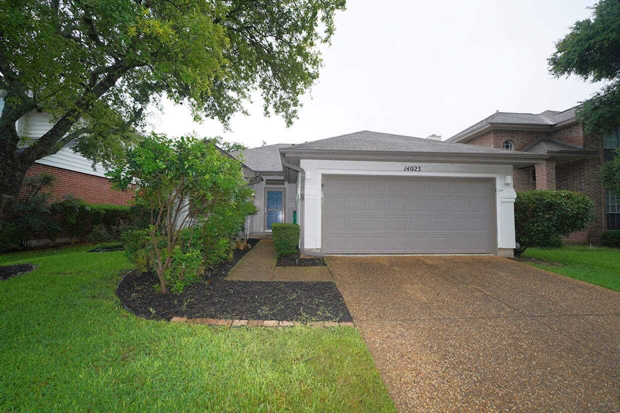 Primary Photo - Beautiful Home in the desirable Shavano Ga...
