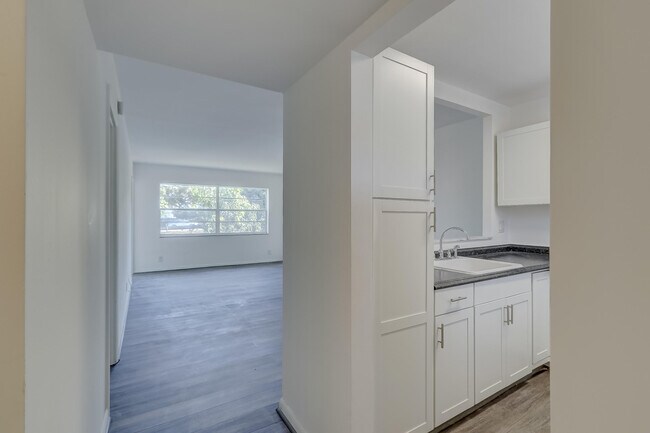 Foto del edificio - 5111 W Oakland Park Blvd