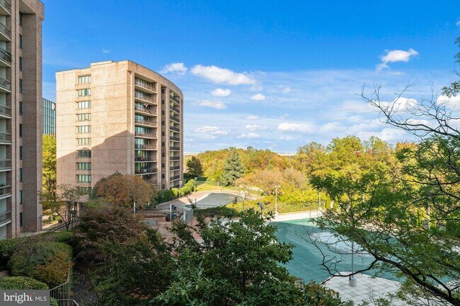 Foto del edificio - 1805 Crystal Dr