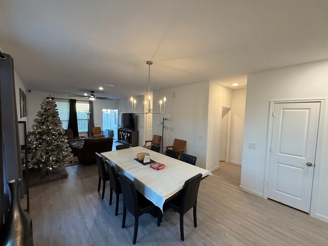 Building Photo - 16527 Pine Arrow Dr