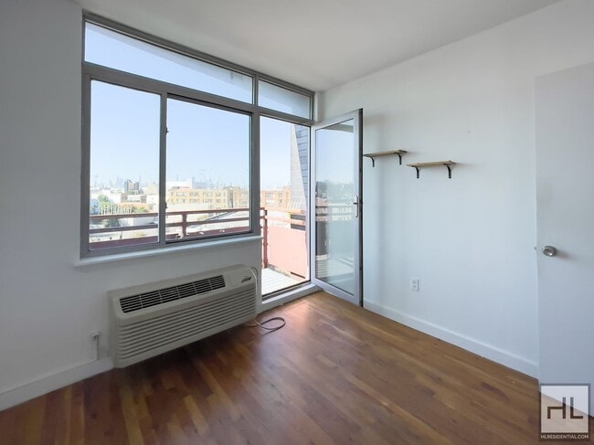 Foto del edificio - NOLL STREET / Spacious 2- Bed 1-Bath / Bal...