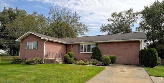 Building Photo - 24 Carl Sandburg Dr