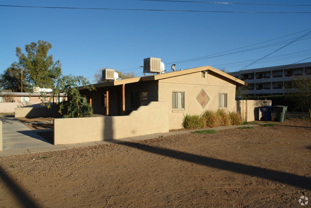 Building Photo - 2610 N Dodge Blvd