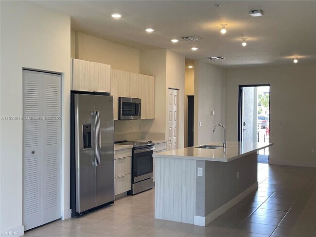 Foto del edificio - 3 br, 2 bath House - 8025 NW 104th Ave