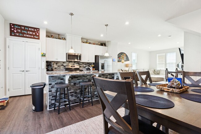Building Photo - Chesapeake, 3 bedrooms, End Unit- Quick Mo...
