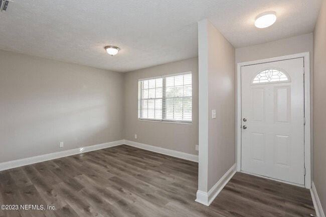 Foto del edificio - 7421 Deepwood Dr N