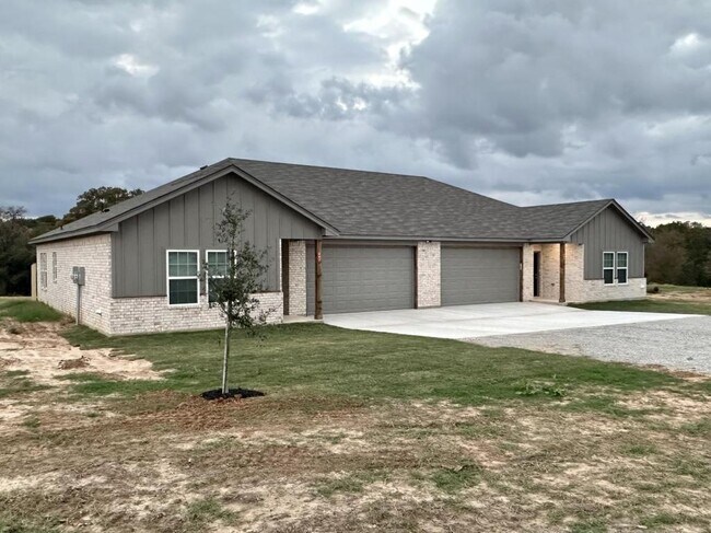 Building Photo - 484 Sandy Beach Rd