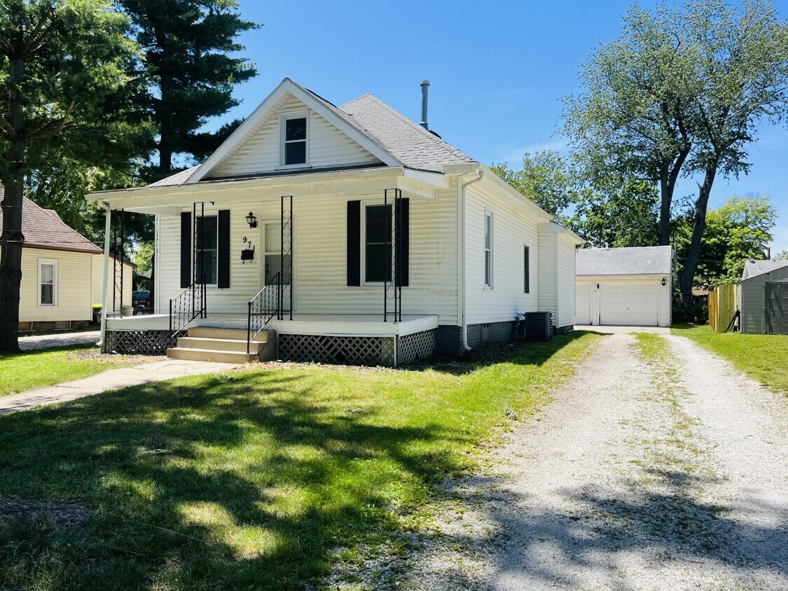 Foto principal - 971 N Prairie St