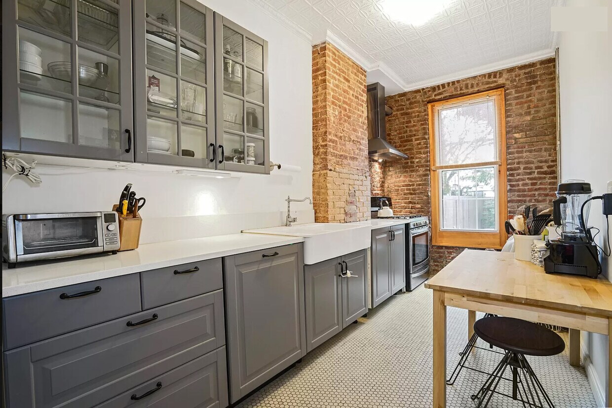 beautiful eat-in kitchen with garden view. Farmhouse sink, dishwasher, rerigerater/freezer. - 1876 DeKalb Ave