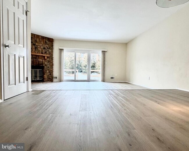 Building Photo - 12 Manor Dr