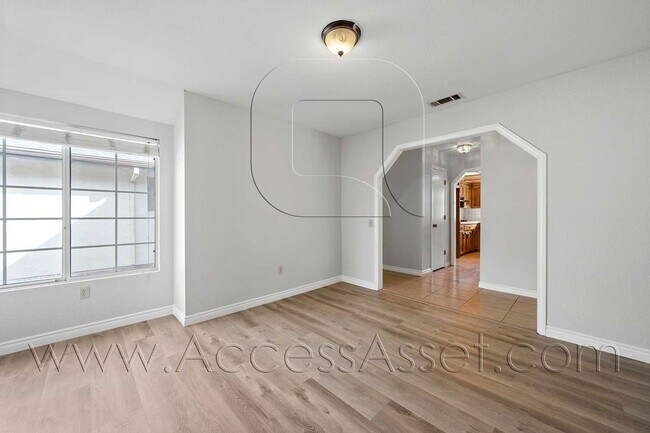 Foto del edificio - Spacious 4 Bed/2 Bath Home On Quiet Cul-de...
