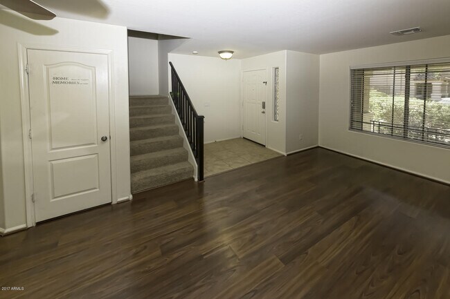 Foto del edificio - BEAUTIFUL 4 BED 2.5 BATH, OVER 2300SQFT., ...