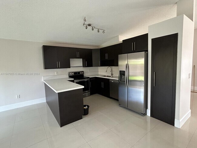 Foto del edificio - 4712 SW 143rd Ave