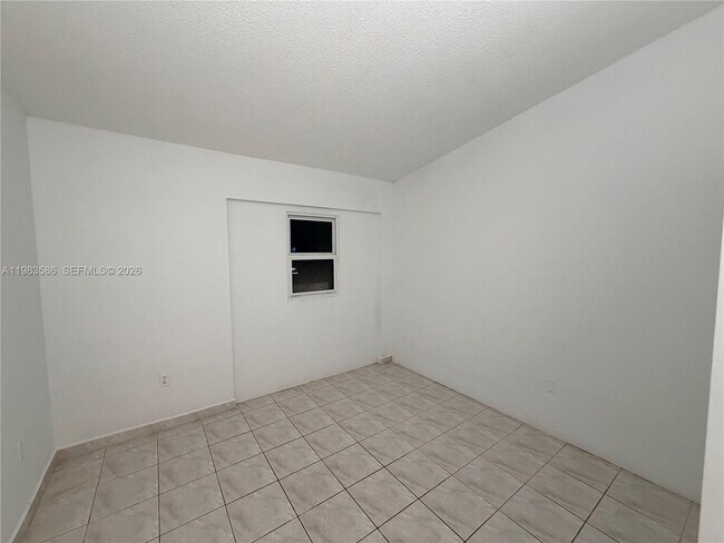 Foto del edificio - 927 NE 199th St