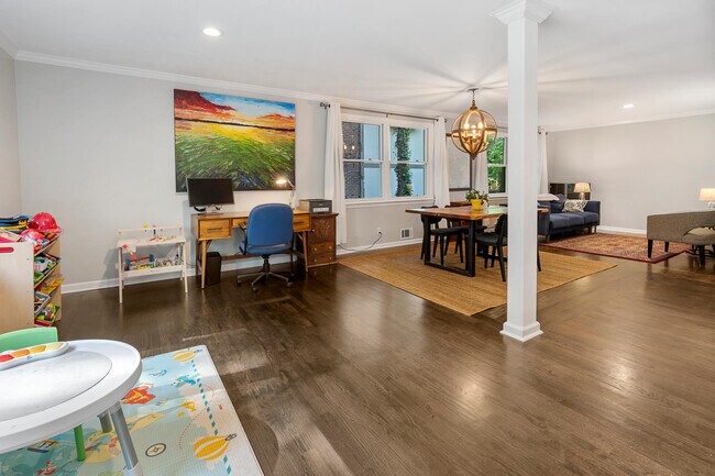 Foto del edificio - 486 Lakeshore Dr NE