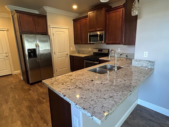 Foto del edificio - Townhouse for Rent in Anderson CA | Garage, Fenced Yard, Modern Upgrades