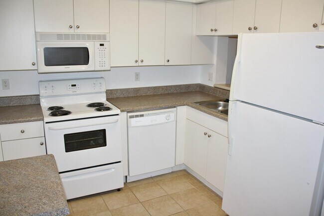 Foto del edificio - 8331 Bernwood Cove Loop #1405