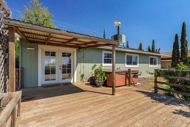 Foto del edificio - Beautiful Home w/ Panoramic Views!!  (Lake...