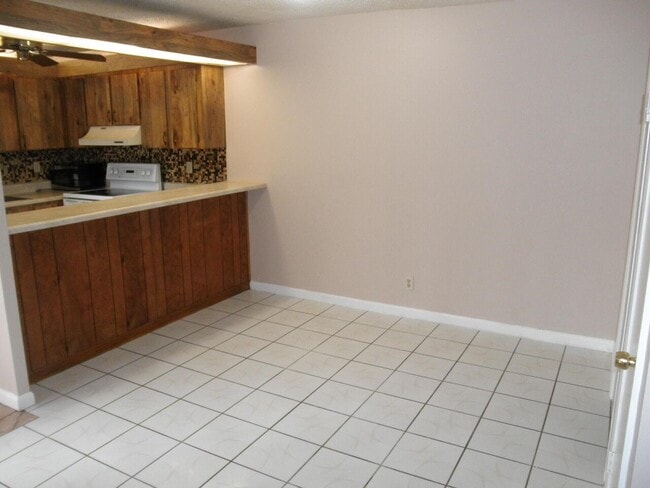 Building Photo - 571 Springdale Cir