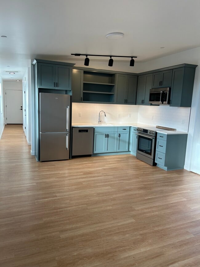 Building Photo - Canal House