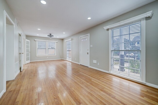 Building Photo - 827 Le Green St