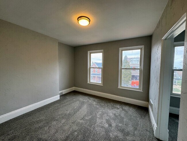 Foto del edificio - 4 bed 1 bath - newly refreshed Allentown h...