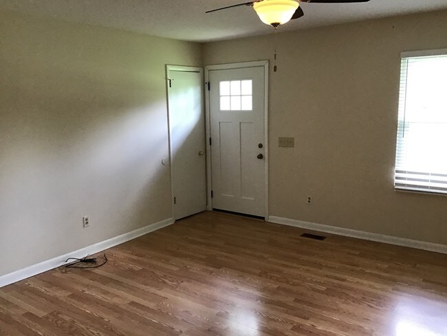 Building Photo - 3662 Meadowwood Dr