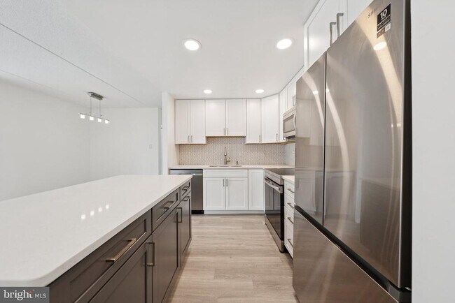 Foto del edificio - 6300 Stevenson Ave